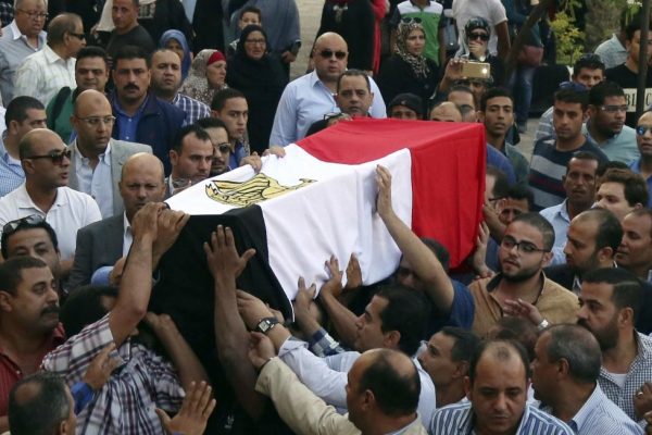 קהל מתאבלים נושא את ארונו של אחד מקציני המשטרה שנהרגו באירוע במחוז ג'יזה במרים, 21.10.2017. (צילום: AP Photo/Alaa Elkassas)