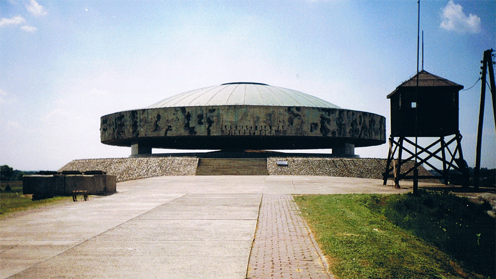 אנדרטת הר האפר במחנה מאידנק בפולין (צילום: MesserWoland / ויקיפדיה).