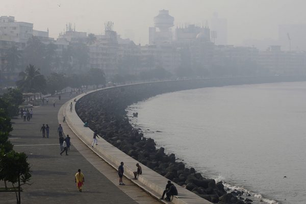 זיהום סביבתי בעיר מומבאיי שבהודו, אוקטובר 2017. (צילום: AP Photo/Rafiq Maqbool)