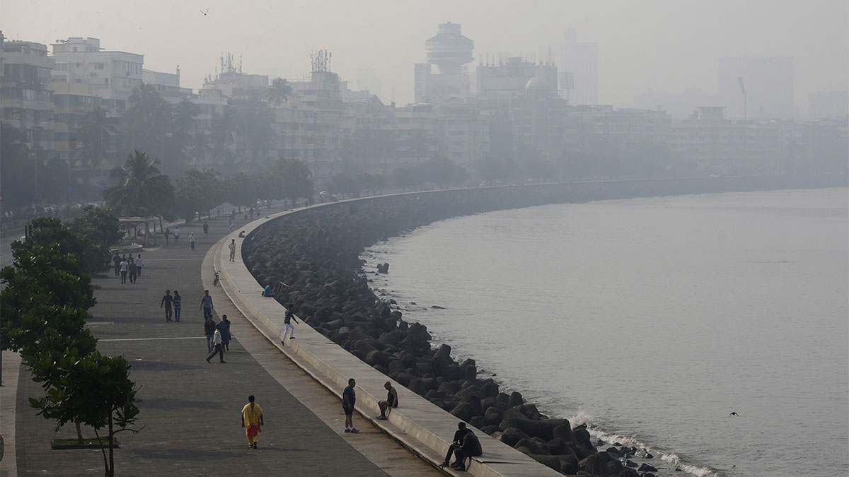 זיהום סביבתי בעיר מומבאיי שבהודו, אוקטובר 2017. (צילום: AP Photo/Rafiq Maqbool)