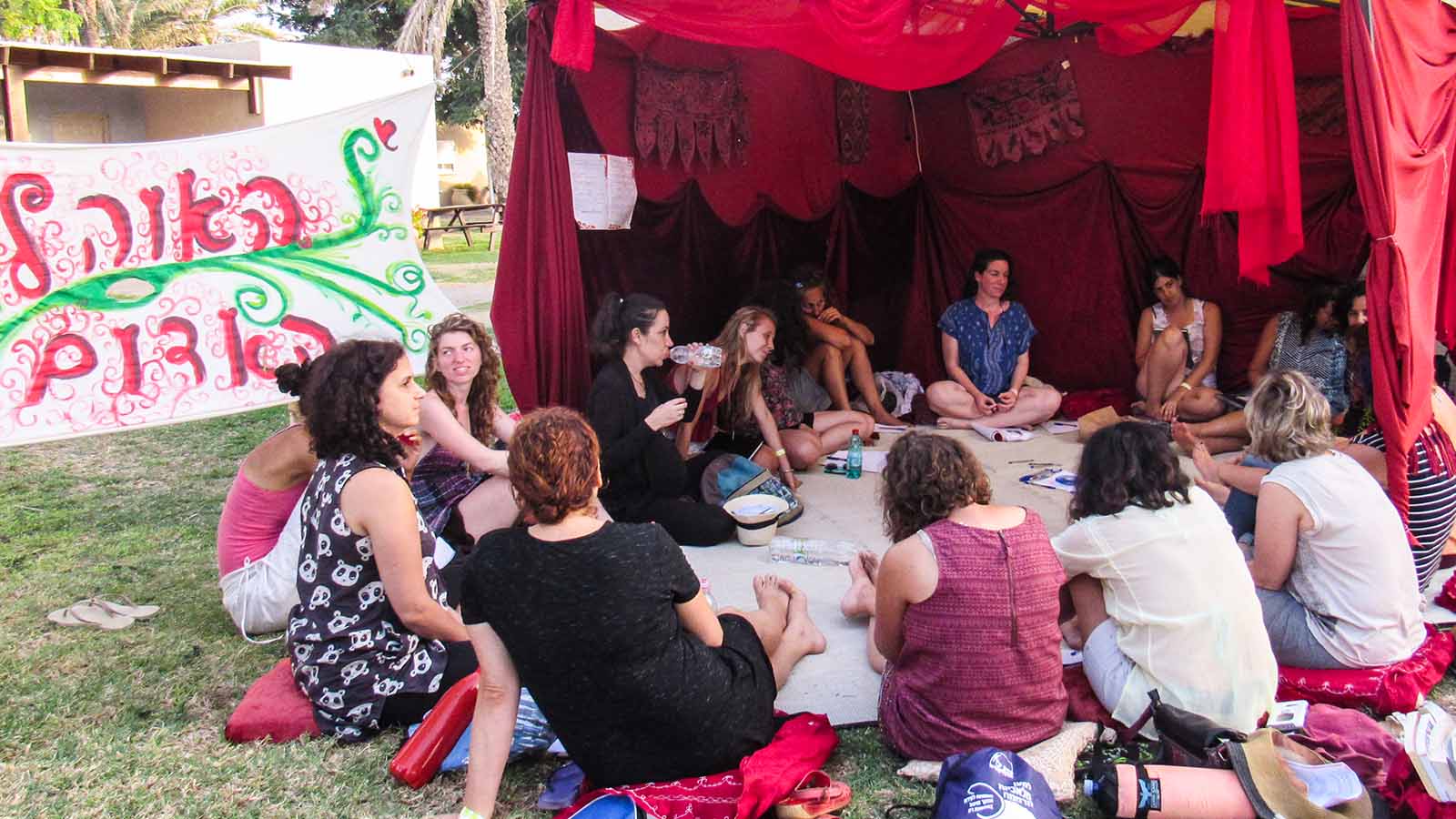 האוהל האדום, פסטיבל לה אינדיגה (צילום: יעל אלנתן).