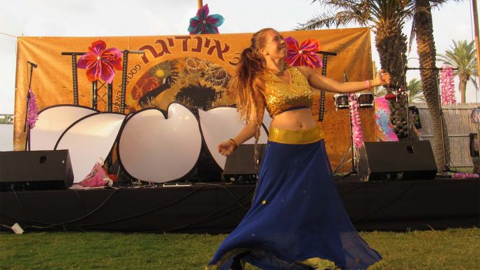 רותם בסדנת ריקודי בוליווד בפסטיבל לה אינדיגה (צילום: יעל אלנתן).