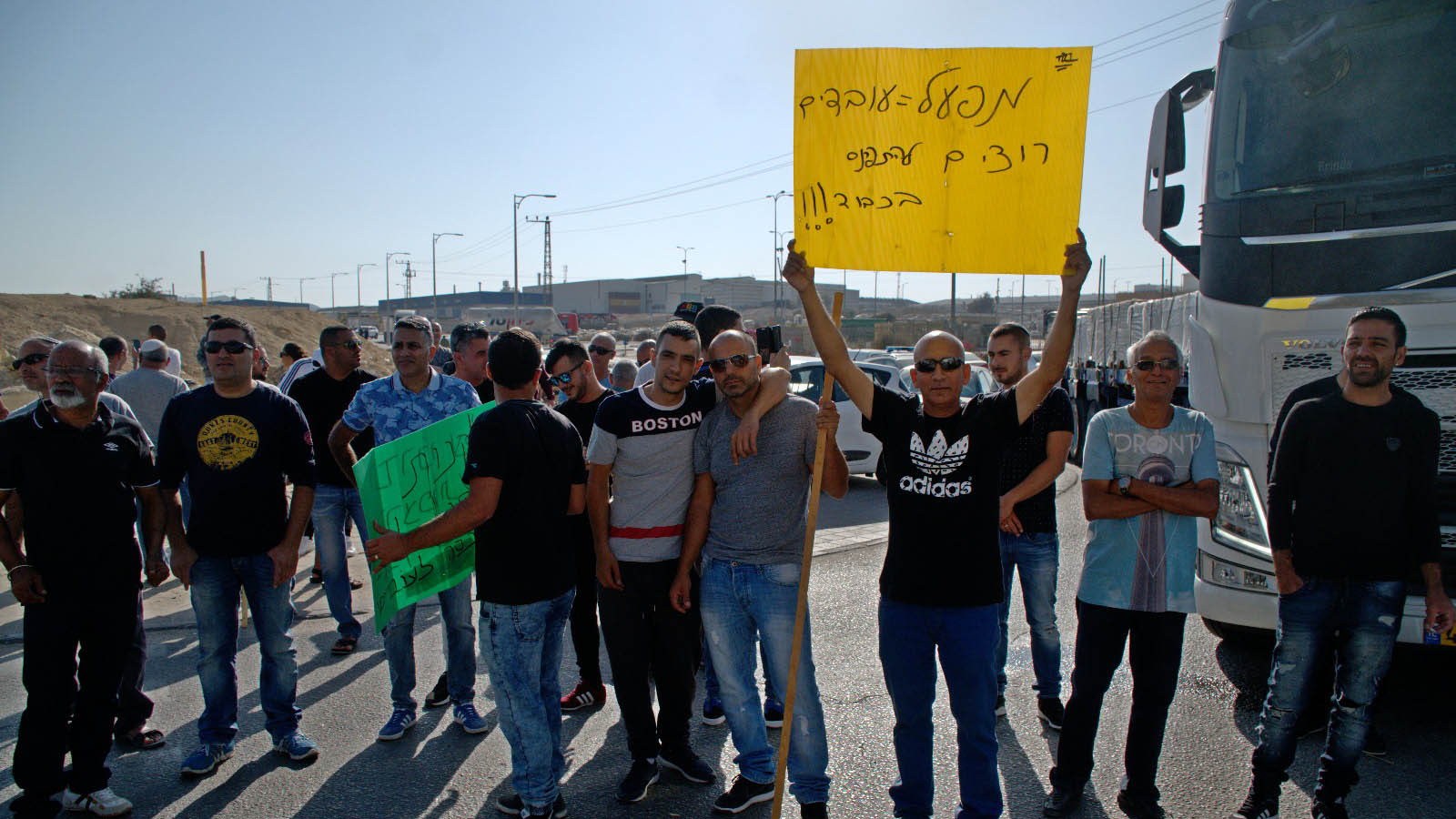 עובדי נגב קרמיקה מפגינים נגד סגירת מפעלם בירוחם (קרדיט: איציק מויאל)