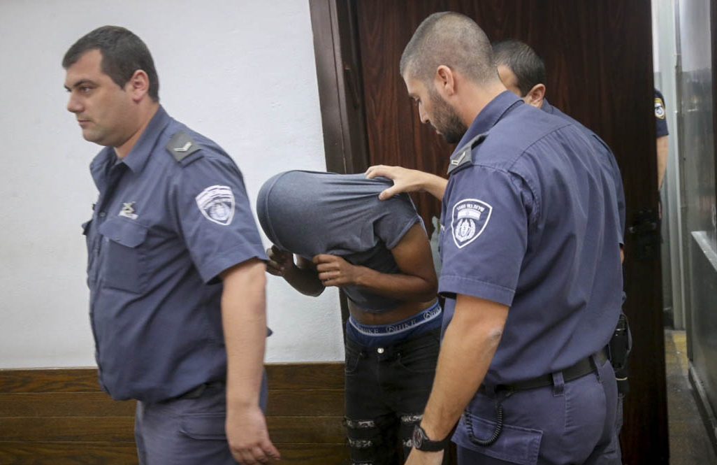 החשוד בניסיון אונס במועדון באלנבי 40 בדיון בבית המשפט בתל אביב. 17 באוגוסט 2016 (צילום: פלאש 90)