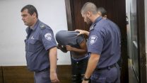 החשוד בניסיון אונס במועדון באלנבי 40 בדיון בבית המשפט בתל אביב. 17 באוגוסט 2016 (צילום: פלאש 90)