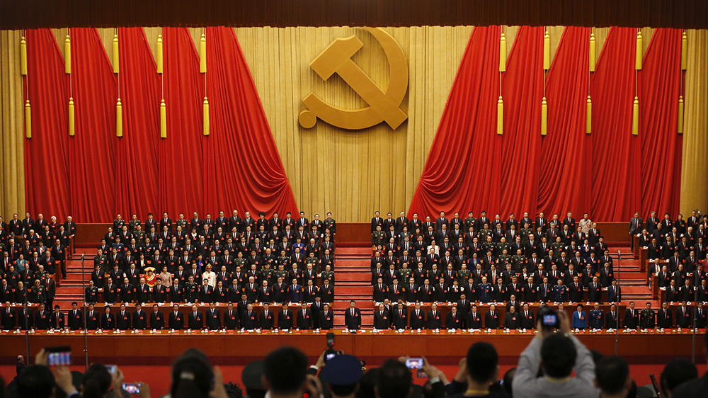 נשיא סין, שי ג'ינפינג בהמנון האינטרנציונל בטקס הנעילה של קונגרס המפלגה הקומוניסטית בביג׳ינג (צילום: AP Photo/Andy Wong).