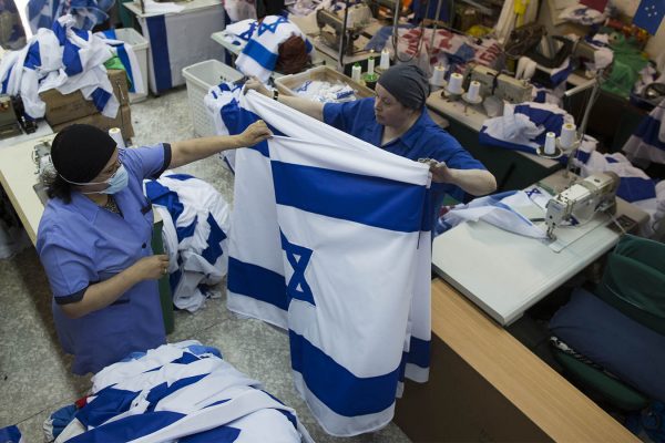 עובדות ישראליות במפעל לייצור דגלים בירושלים. צילום ארכיון, למצולמות אין קשר לכתבה (צילום: יונתן זינדל/ פלאש 90)