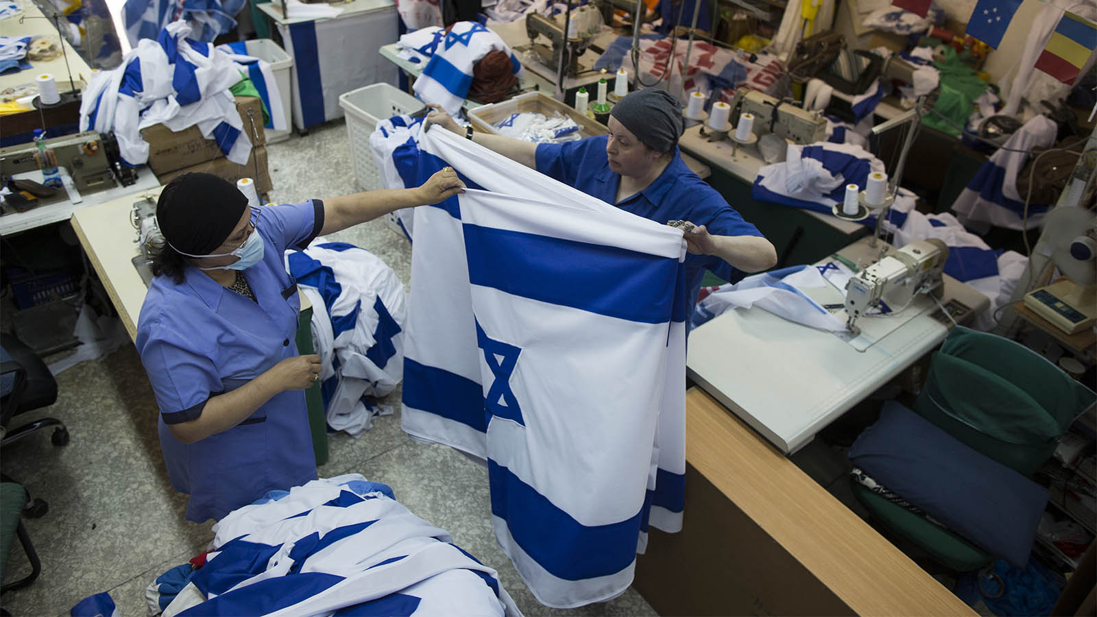 עובדות ישראליות במפעל לייצור דגלים בירושלים. צילום ארכיון, למצולמות אין קשר לכתבה (צילום: יונתן זינדל/ פלאש 90)