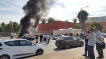 עובדי נגב קרמיקה עוצרים הוצאת סחורות משטח המפעל (צילום: דוברות ההסתדרות)