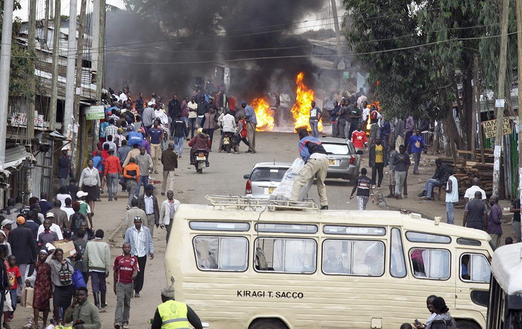מהומות לקראת הבחירות בקניה (Khalil Senosi/AP Photo).