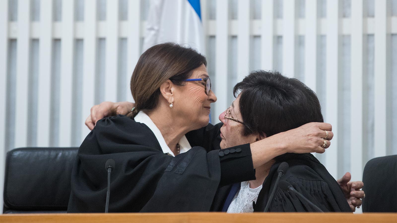 נשיאת בית המשפט העליון היוצאת מרים נאור ומחליפתה אסתר חיות בטקס הפרישה של נאור (צילום: יונתן זינדל/ פלאש 90)