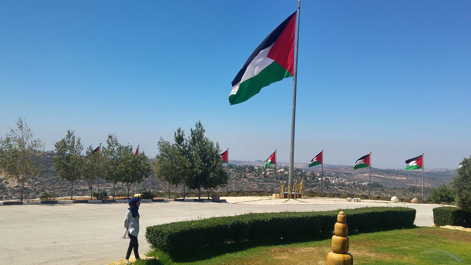 מרכז המבקרים ברוואבי. המקום היחיד בעיר בו מתנופפים דגלי פלסטין (צילום: ראם שמואלביץ').