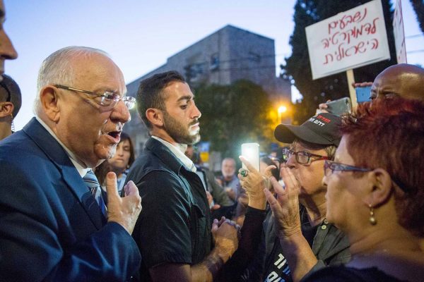 הנשיא ריבלין מדבר עם תושבי דרום תל אביב שהפגינו מול השבעת אסתר חיות לנשיאת בית המשפט העליון (צילום: מרים אלטשר/ פלאש 90)