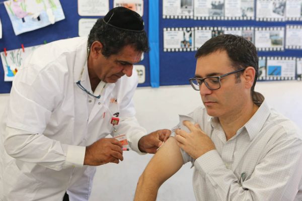 מנכ"ל משרד הבריאות משה בר סימן טוב מתחסן כנגד וירוס השפעת (צילום: דוברות משרד הבריאות)