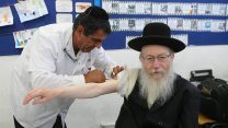 שר הבריאות יעקב ליצמן מתחסן כנגד שפעת (צילום: דוברות משרד הבריאות)