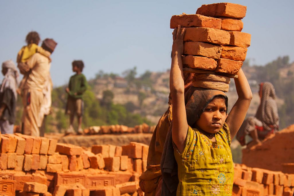 ילדה עובדת במפעל ליצור לבנים בנפאל  (Editorial credit: StanislavBeloglazov / Shutterstock.com)