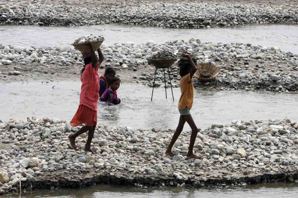 ילדות עובדות בהודו, נושאות סלסלות מלאות בסלעים (צילום:  REUTERS/Rupak De Chowdhuri)