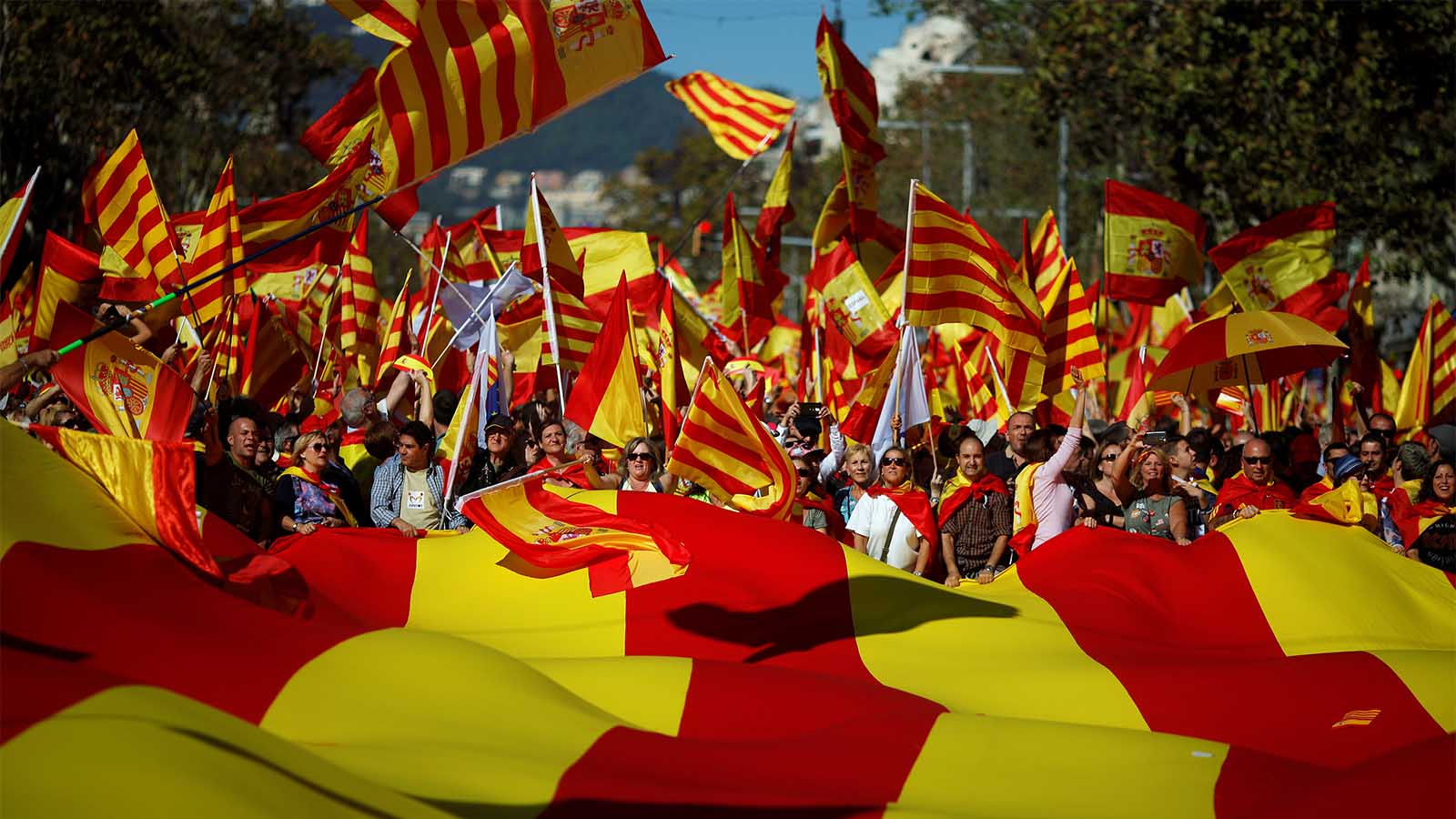 מפגינים בעד הישארות קטלניה בספרד מחזיקים דגלי ספרד וקטלוניה 29 באוקטובר (צילום: REUTERS/Jon Nazca)
