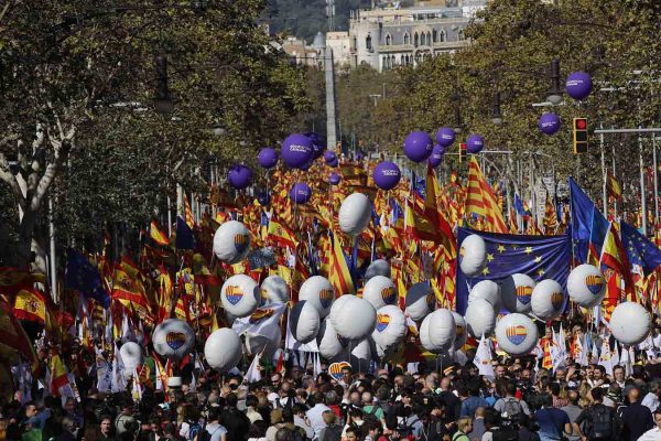 מפגינים בעד הישארות קטלניה בספרד מחזיקים דגלי ספרד, קטלוניה והאיחוד האירופי 29 באוקטובר (צילום: AP Photo/Emilio Morenatti)