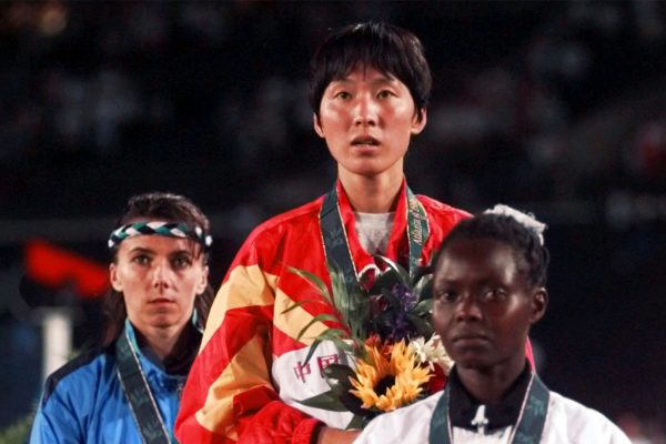 וואנג ג'ונשיה (במרכז) זוכת מדליית כסף בטקס קבלת המדליות בריצות 5,000 מטר נשים באולימפיאדת אלטנטה 28 ביולי 1996 (צילום: AP Photo/Ed Reinke, File)