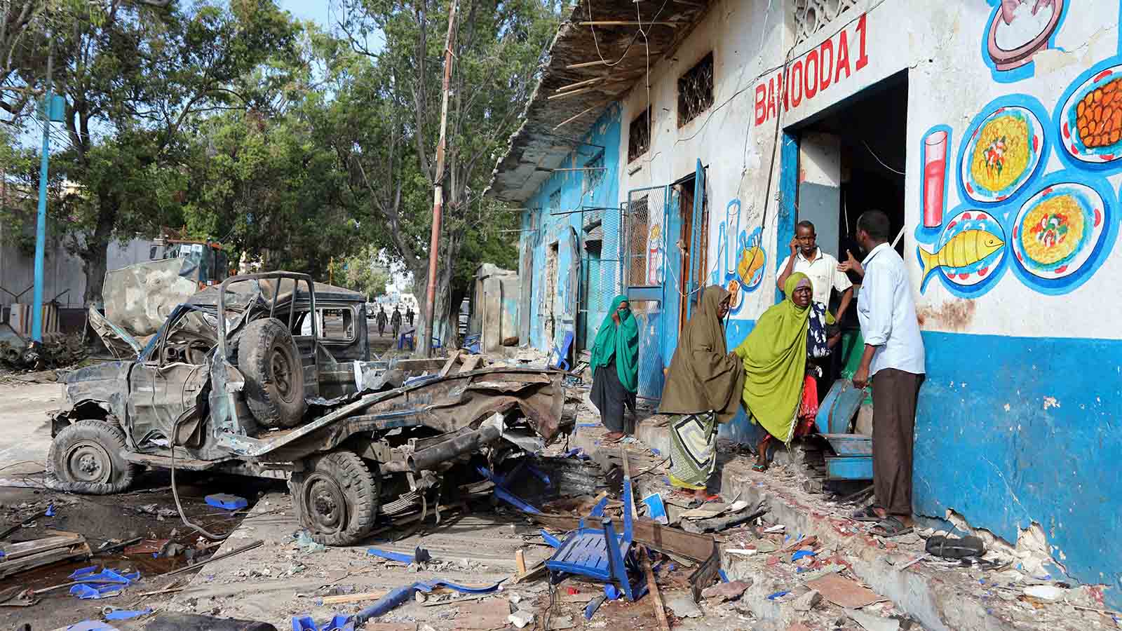אזרחים סומלים נאספים בזירת הפיגוע מכונית התופת מחוץ למלון במוגדישו. 29 באוקטובר (צילום:REUTERS/Feisal Omar)