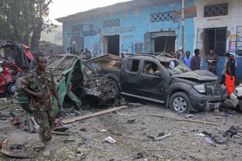 חיילים סומלים בזירת הפיגוע מכונית התופת מחוץ למלון במוגדישו. 28 באוקטובר (צילום: AP Photo/Farah Abdi Warsameh)