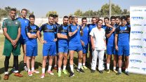 שחקני הפועל באר שבע עם האחות האחראית על בריאות העובד במרכז הרפואי סורוקה (צילום: רחל דוד / סורוקה).
