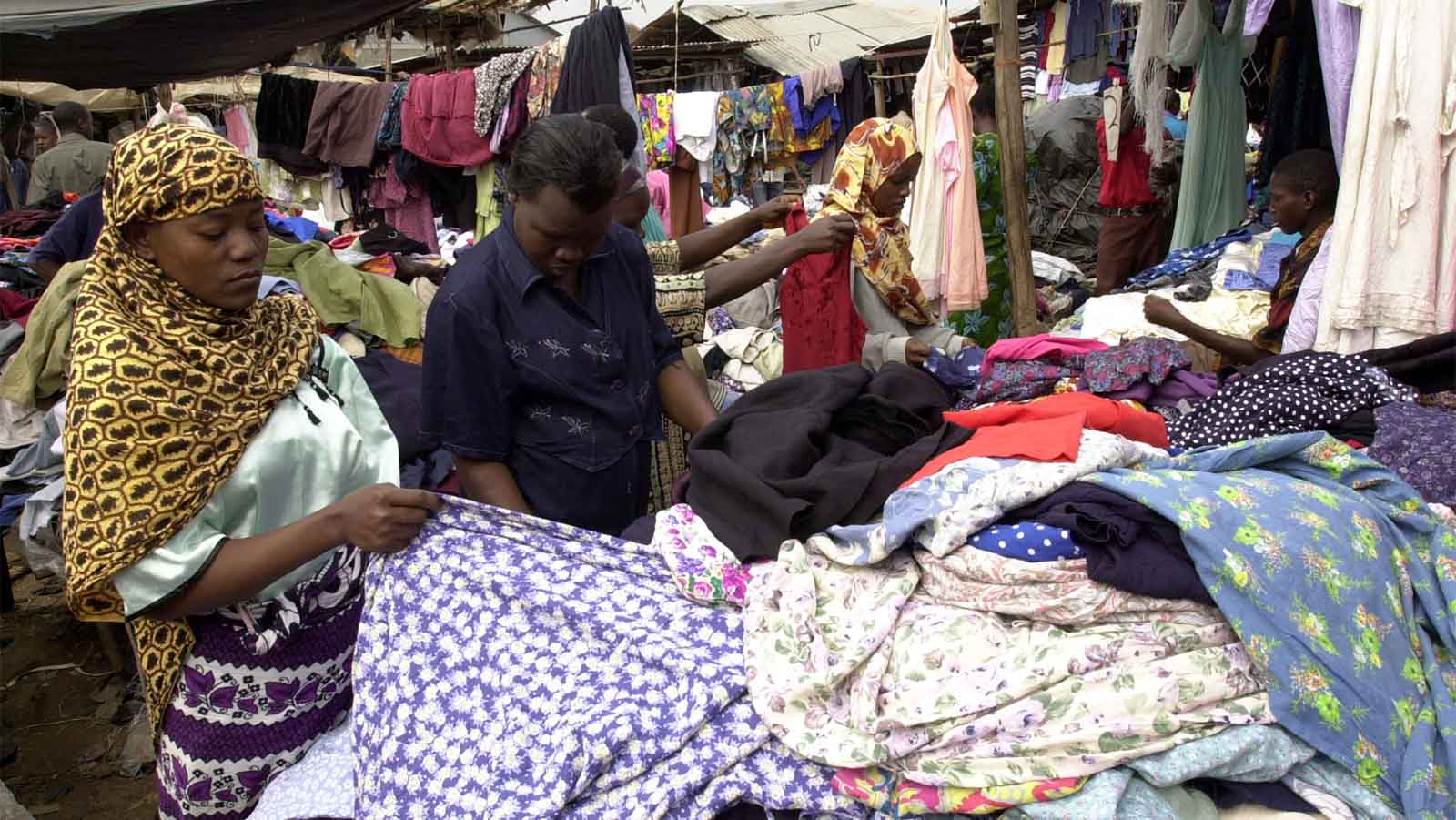 נשים בקניה מסתכלות על בגדים יד שנייה שהגיעו ממדינות במערב (צילום ארכיון: AP Photo/Khallil Senosi)