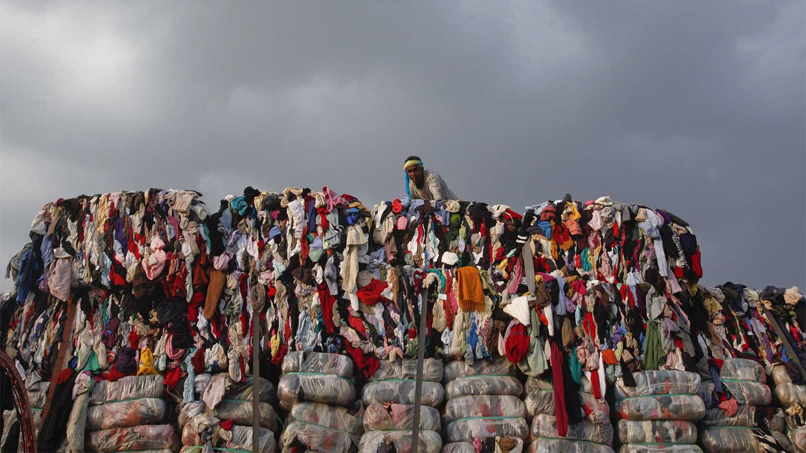 ערימת פסולות מבגדים בפקיסטן (צילום: REUTERS/Mohsin Raza)