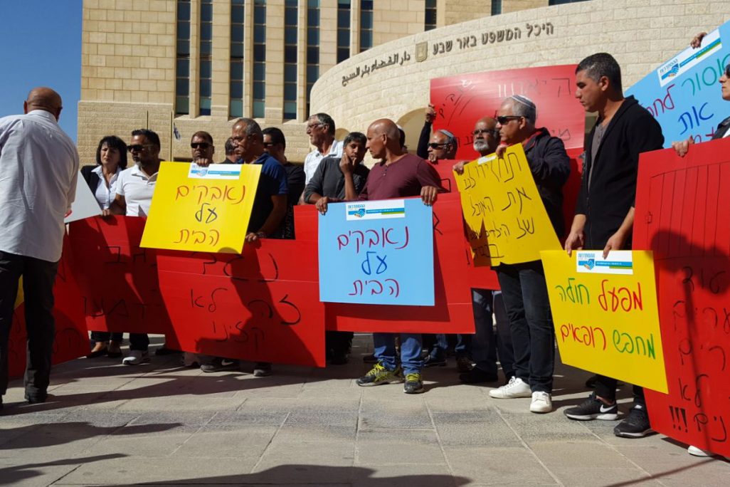 הפגנת תמיכה בעובדי נגב קרמיקה מחוץ לבית הדין לעבודה בבאר שבע, 30.10.2017. (צילום: דוברות ההסתדרות).