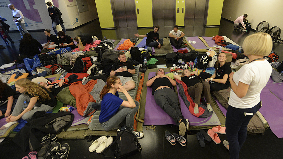 רפואים מתמחים שובתים בבית חולים לילדים בורשה (צילום: AP Photo/Czarek Sokolowski).