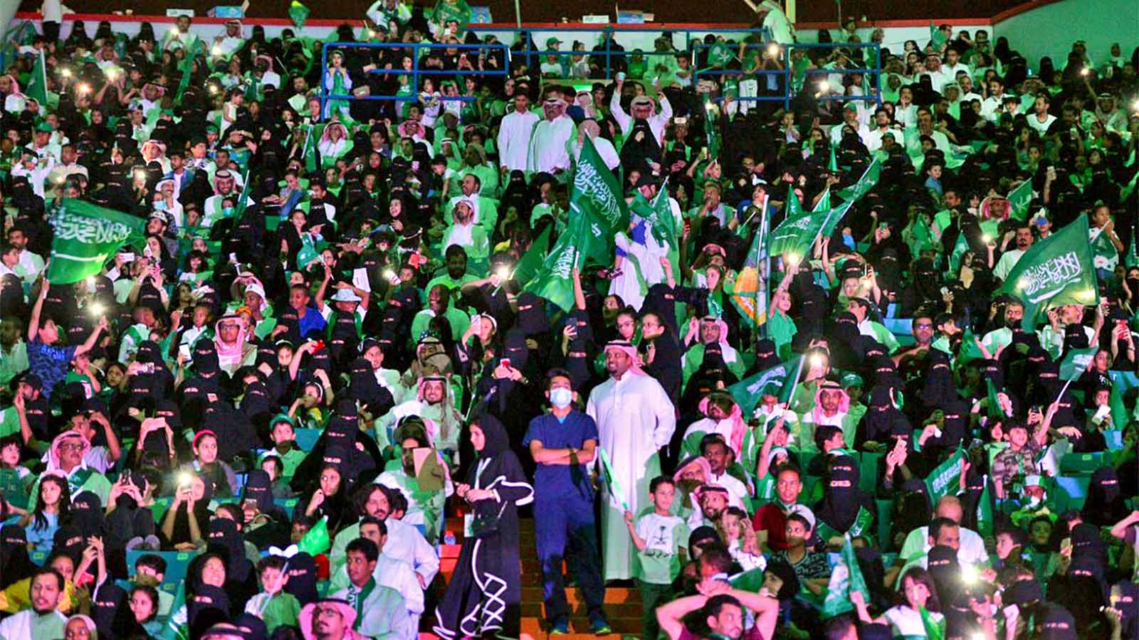 נשים וגברים משתתפים בחגיגות היום הלאומי באצטדיון המלך פאהד בסעודיה, ספטמבר 2017. (צילום: Saudi Press Agency via AP, File)
