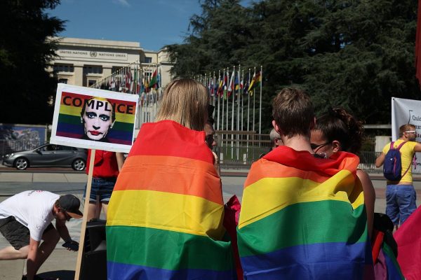 מפגינים מול מטה האו"ם בתגובה לזוועות נגד הומואים בצ'צ'ניה (צילום: Rama מתוך ויקימדיה)