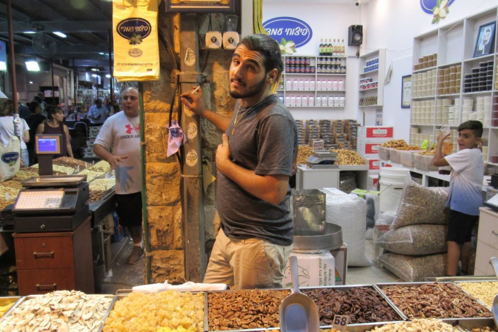 מוכר בשוק מחנה יהודה, ירושלים, אוגוסט 2017. צילום: קלמן פודהורצר