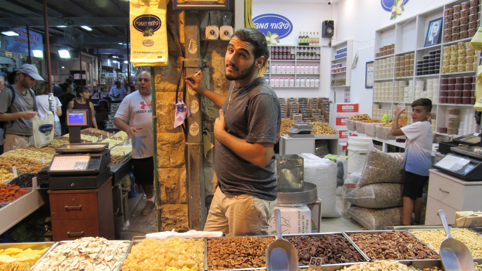 מוכר בשוק מחנה יהודה, ירושלים, אוגוסט 2017. צילום: קלמן פודהורצר