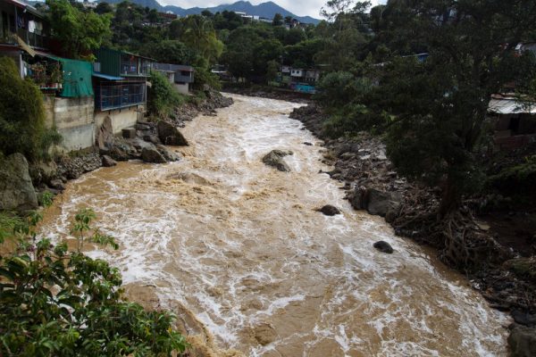 שיטפון בקוסטה ריקה בעקבות הסופה הטרופית נייט שהביאה שבועיים של גשם למרכז אמריקה (AP Photo/Moises Castillo)