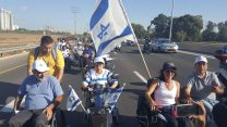 פעילי הנכים הופכים לפנתרים חוסמים את כביש החוף ליד נתניה, 15.10.17. (צילום: הנכים הופכים לפנתרים)