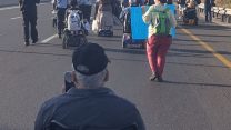 פעילי הנכים הופכים לפנתרים חוסמים את כביש החוף ליד נתניה, 15.10.17. (צילום: הנכים הופכים לפנתרים)