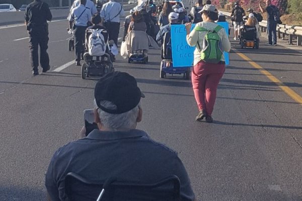פעילי הנכים הופכים לפנתרים חוסמים את כביש החוף ליד נתניה, 15.10.17. (צילום: הנכים הופכים לפנתרים)