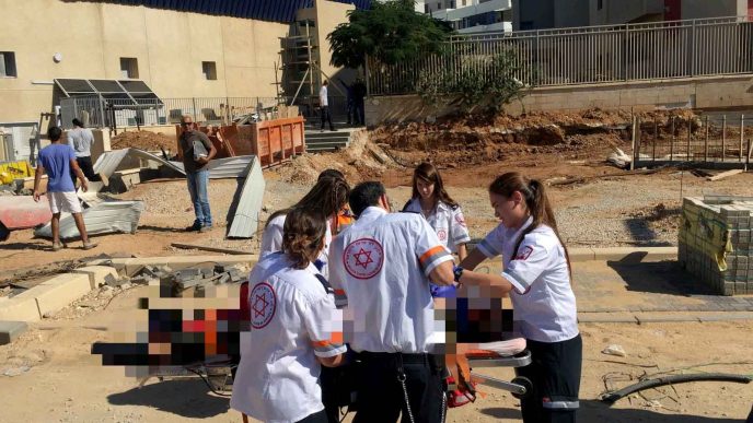 אתר תאונת הבנייה ברחוב יצחק בשביס זינגר בתל אביב (צילום: מד&quot;א)