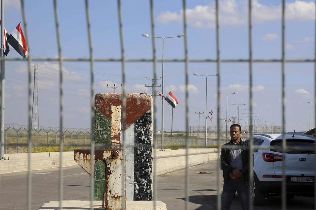 שומר במשמר הגבול של הרשות הפלסטינית בצד הפלסטני של מחסום ארז בגבול עם ישראל. 1 בנובמבר (צילום: AP Photo/Adel Hana)