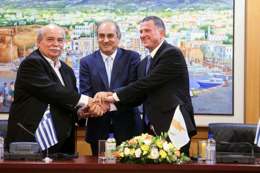 יושבי ראש הפרלמנטים של ישראל, קפריסין ויוון בחתימה על הסכם שיתופי פעולה בין הפרלמנטים (צילום: החטיבה לקשרים בינלאומיים בכנסת, Stavros Ioannides, Press and Information Office, Republic of Cyprus)