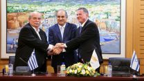 יושבי ראש הפרלמנטים של ישראל, קפריסין ויוון בחתימה על הסכם שיתופי פעולה בין הפרלמנטים (צילום: החטיבה לקשרים בינלאומיים בכנסת, Stavros Ioannides, Press and Information Office, Republic of Cyprus)