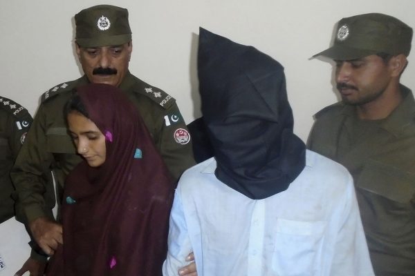 אסיה ביבי, בת 21, ובן זוגה לשעבר שאדיד לאשארי, שנעצרו על ידי משטרת פקיסטן בחשד שהרעילו 27 בני משפחה מורחבת של בעלה של ביבי. 1.11.2017. (צילום: AP Photo/Iram Asim)