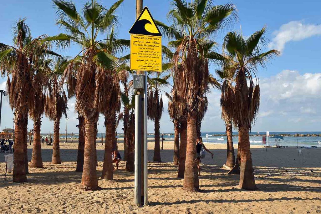 שלטי האזהרה מפני צונאמי בחופי תל אביב (צילום: אריאל חרמוני, משרד הביטחון)