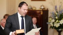 ג'וש פרידנברג בעת השבעתו כחבר פרלמנט אוסטרלי (Stefan Postles/Pool Photo via AP)