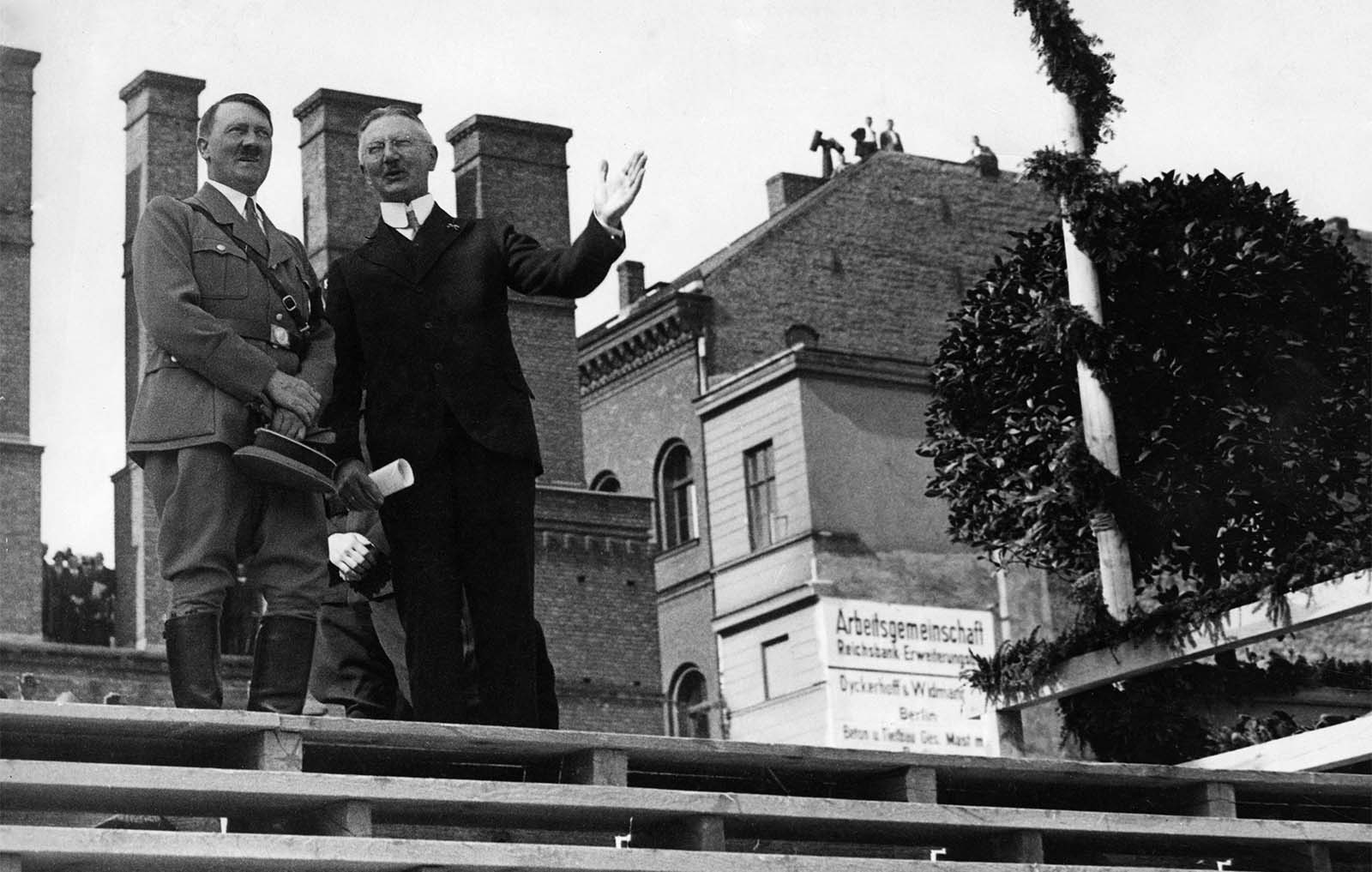 אדולף היטלר וראש הרייכסבנק שאכט. מאי 1934 (צילום: AP Photo)