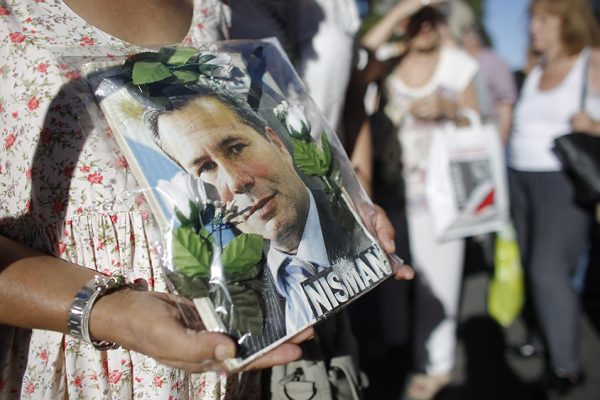 הפגנה בארגנטינה לרגל יום השנה למותו של התובע אלברטו ניסמן שראיות חדשות מצביעות על כך שנרצח (צילום: AP Photo/Victor R. Caivano, File).