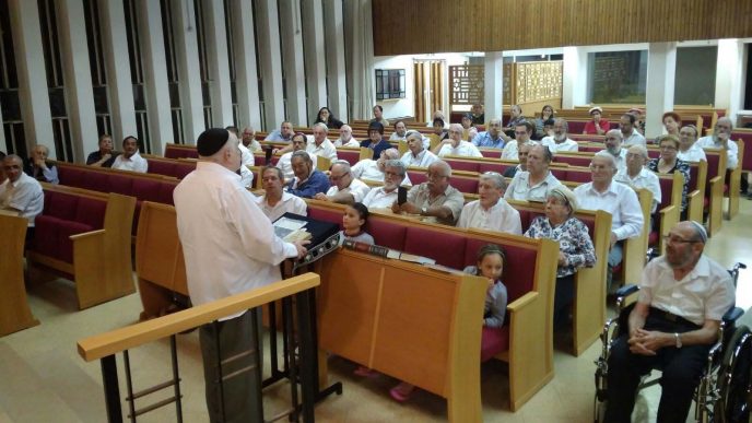 אירוע זיכרון בקיבוץ שלוחות. שלמה סמסון ניצול השואה מספר את סיפורו האישי בבית הכנסת (צילום: גדי ליאון)
