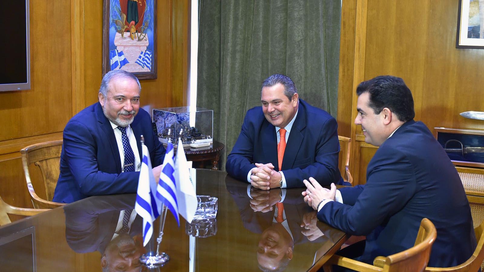 שר הביטחון, אביגדור ליברמן, שר ההגנה היווני, פאנוס קאמנוס, ושר ההגנה של קפריסין, כריסטופורוס פוקאידס, בפגישתם ביוון. (צילום: אריאל חרמונימשרד הביטחון).